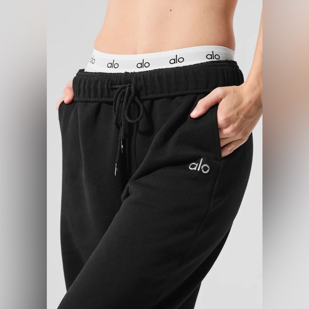 NWT ALO Yoga Accolade Straight Leg Sweatpant size Medium - Picture 3 of 7